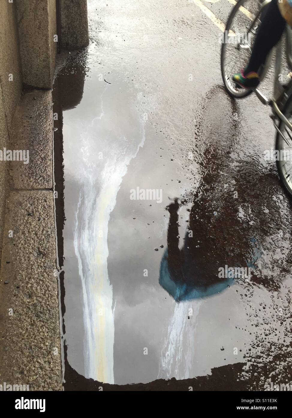 Cycliste sous la pluie Banque de photographies et d�??images ?� haute r?�solution - Alamy