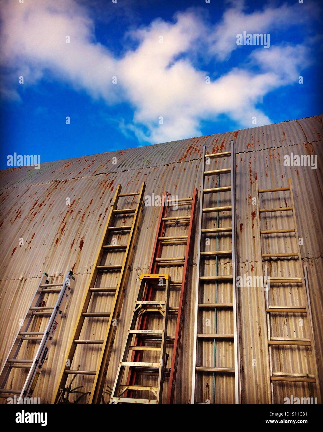 Ladders leaning against wall, manzanita, Oregon Banque D'Images