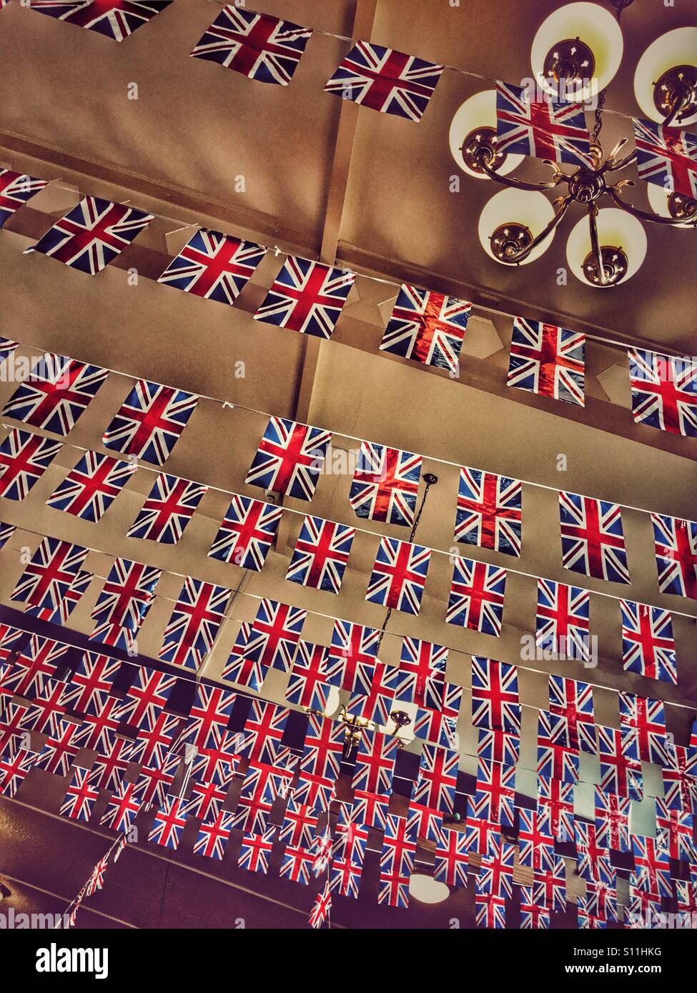 Drapeaux Union Jack. Chambre patriotique décorations pour l'anniversaire de la Reine Elizabeth de célébrations. L'Angleterre. - Image de stock capturée avec un smartphone