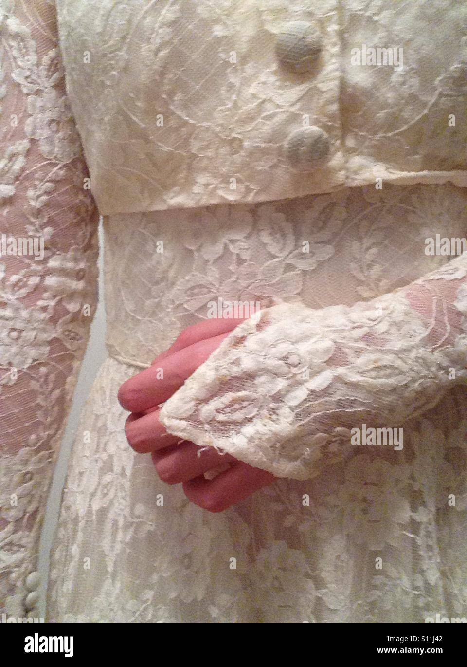Girl wearing old lace wedding dress Banque D'Images