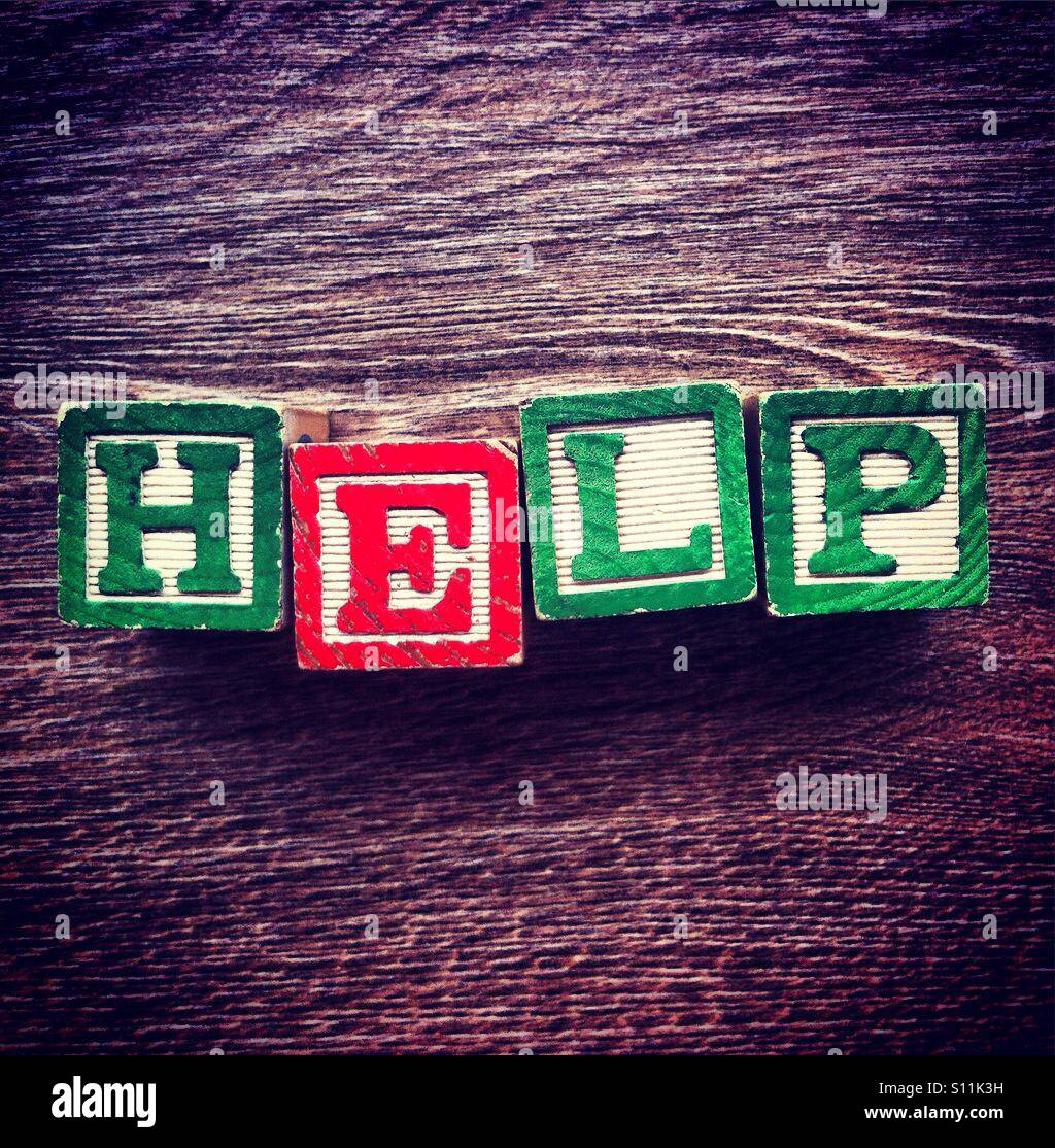 Mot HELP fait avec des cales en bois lettres alphabet - Image de stock capturée avec un smartphone