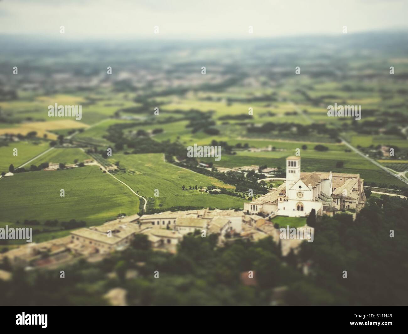 Vue aérienne de la vieille ville et de la Basilique de Saint François à Assise, Ombrie, Italie - Image de stock capturée avec un smartphone