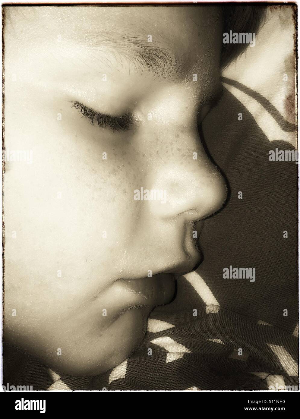 Jeune garçon endormi. Banque D'Images