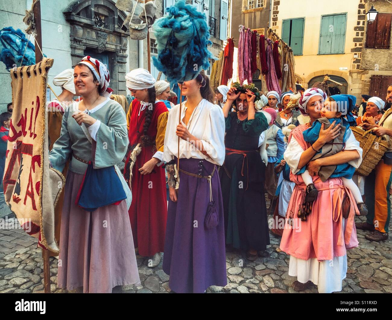 Leurs costumes médiévaux Banque D'Images