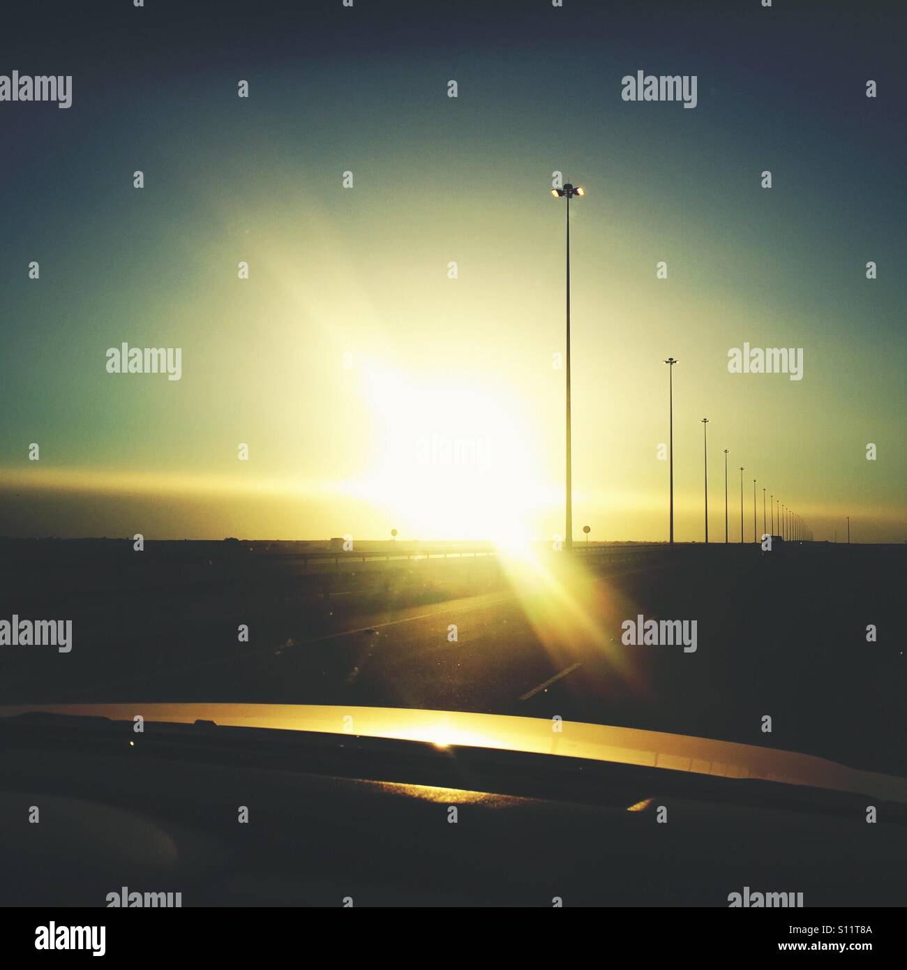 Vue du coucher de soleil sur une voiture Banque D'Images