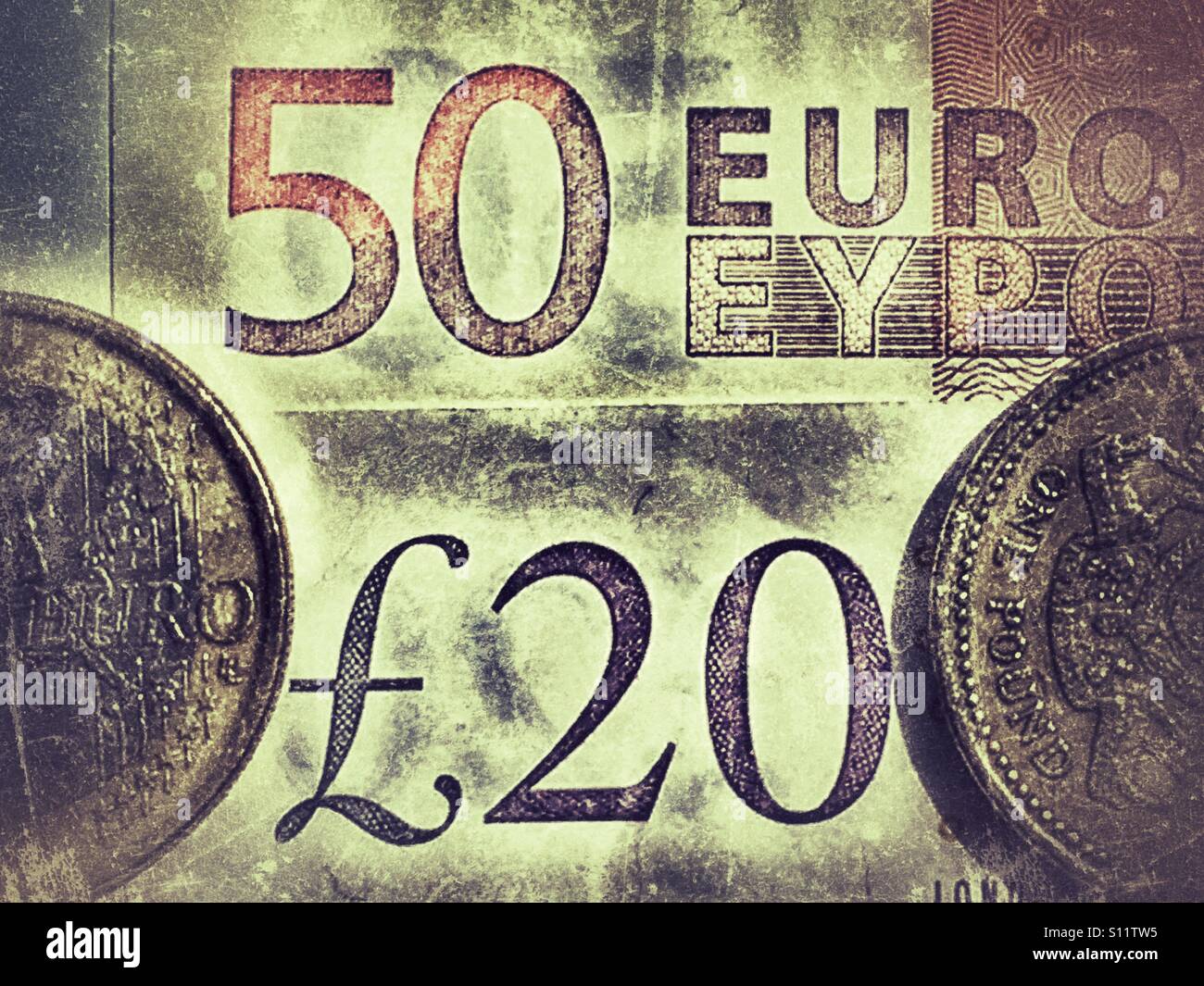 Pièce en euros et de 50 euros, et Pound coin et €20 note. - Image de stock capturée avec un smartphone