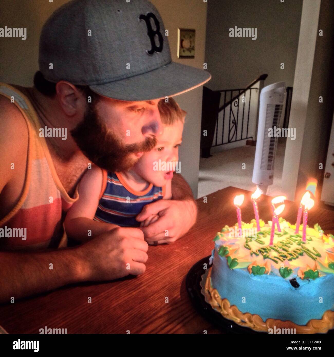 Souffler bougies anniversaire Banque de photographies et d'images à haute  résolution - Alamy