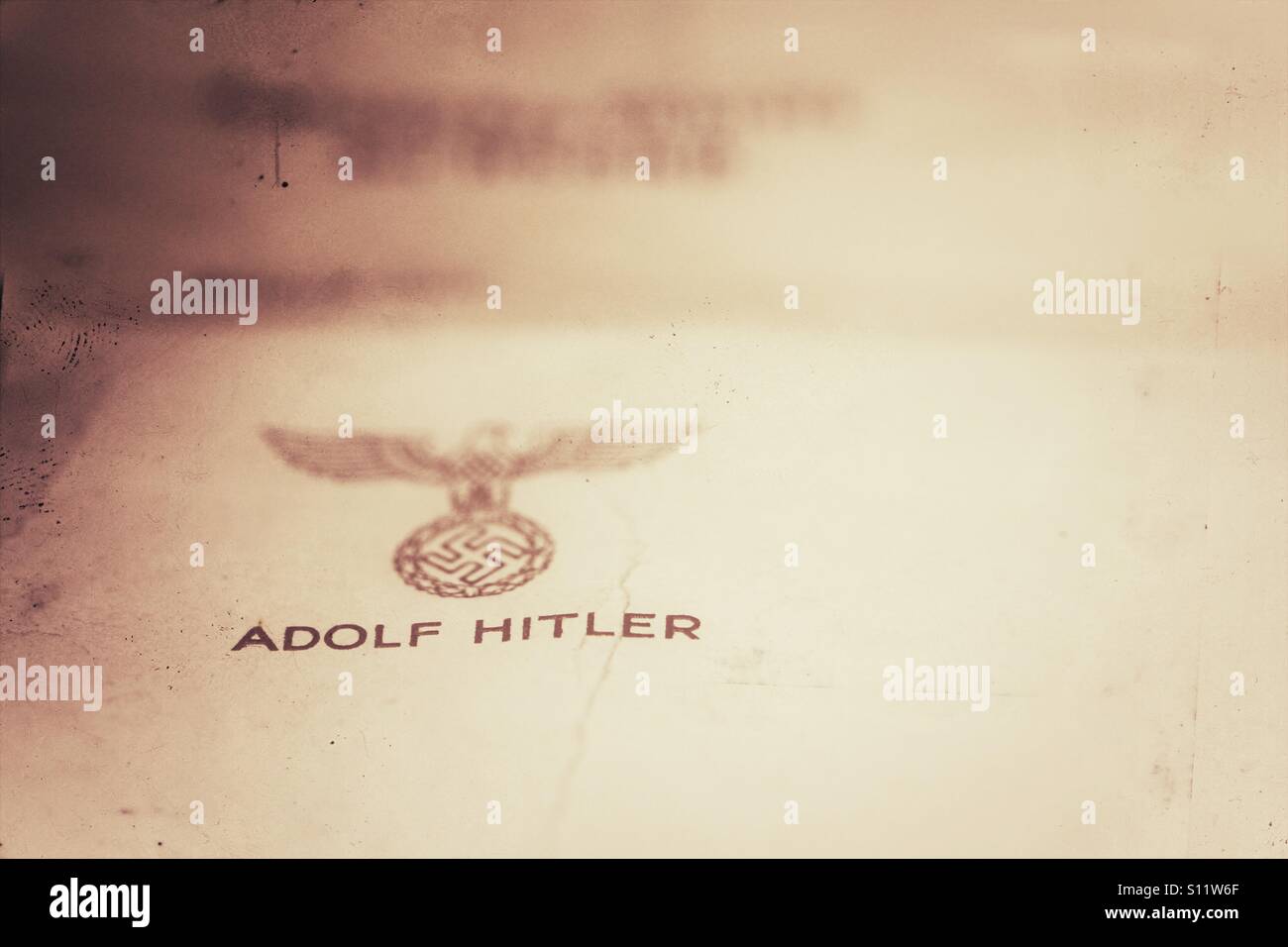 Une feuille de papier avec une note de tête emblème allemand Adolf Hitler et nom imprimé sur. - Image de stock capturée avec un smartphone