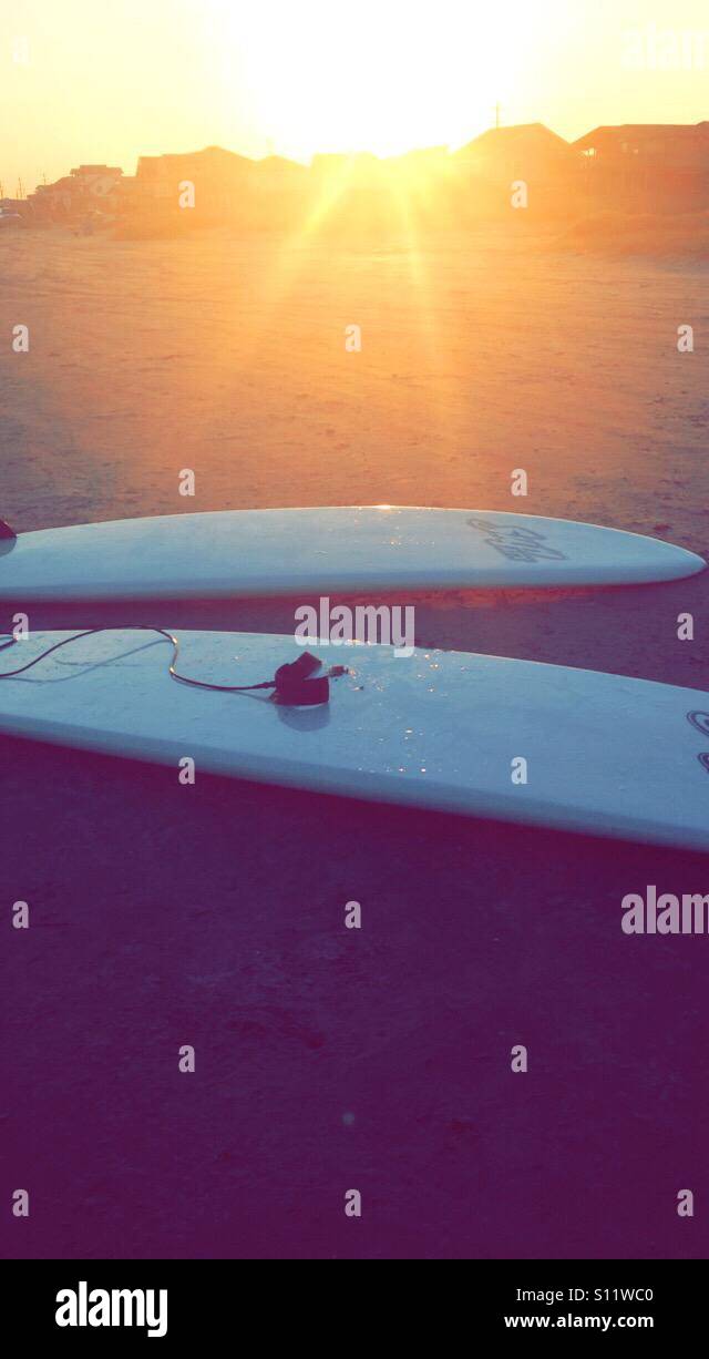 Stand Up Paddle boards au coucher du soleil à Galveston, TX Banque D'Images