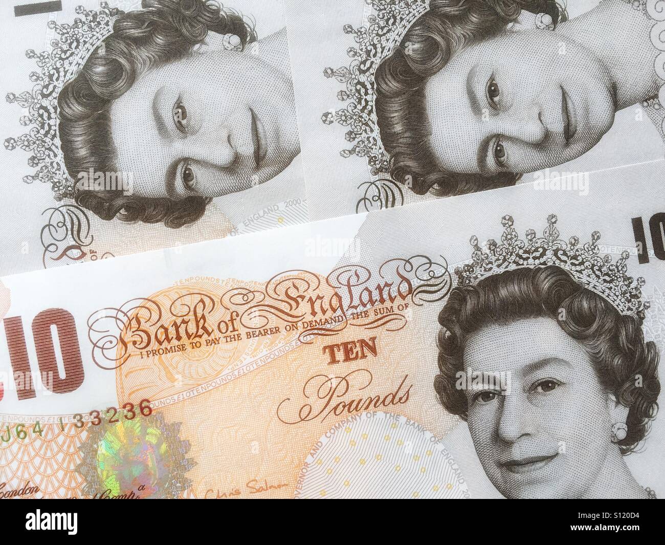 Portrait en double trois photos de la reine Elizabeth II annonce représenté sur la Banque d'Angleterre, dix livres Sterling Note (Banque mondiale) Projet de loi. Une image pour illustrer l'argent, l'économie, l'inflation ou de la déflation. - Image de stock capturée avec un smartphone