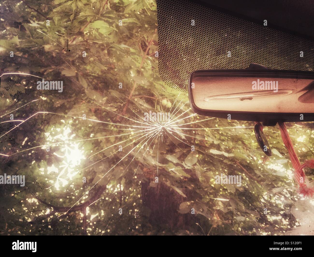 Pare-brise cassé - Image de stock capturée avec un smartphone