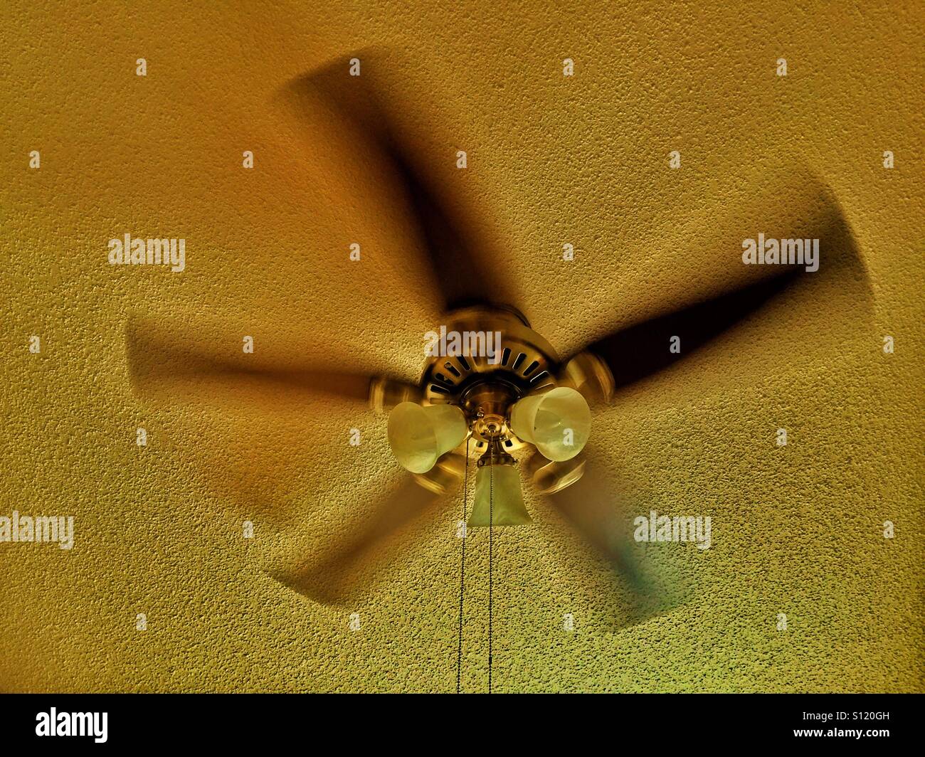 Ventilateur de plafond en mouvement - Image de stock capturée avec un smartphone