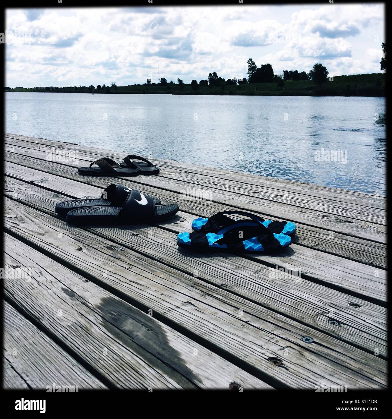 3 paire de sandales qui ont été laissés par les propriétaires de l'eau d'amour du sport. - Image de stock capturée avec un smartphone