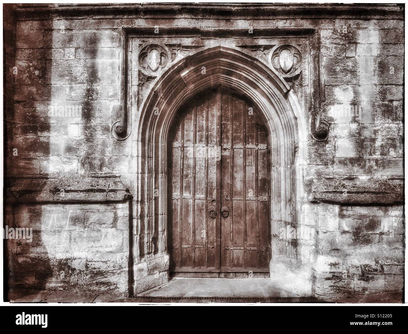 La porte de l'ouest de l'église paroissiale Saint Jean Baptiste de Cirencester, Gloucestershire, Angleterre. Cirencester est la porte d'entrée les dans le sud de l'Angleterre. Crédits photos - © COLIN HOSKINS. Banque D'Images