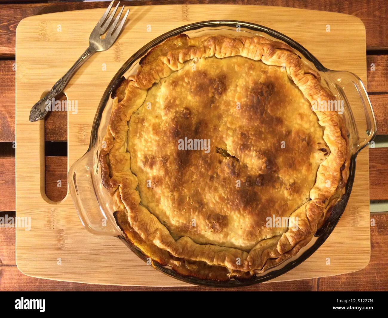 Une tourte au poulet est cuit sur une table Banque D'Images