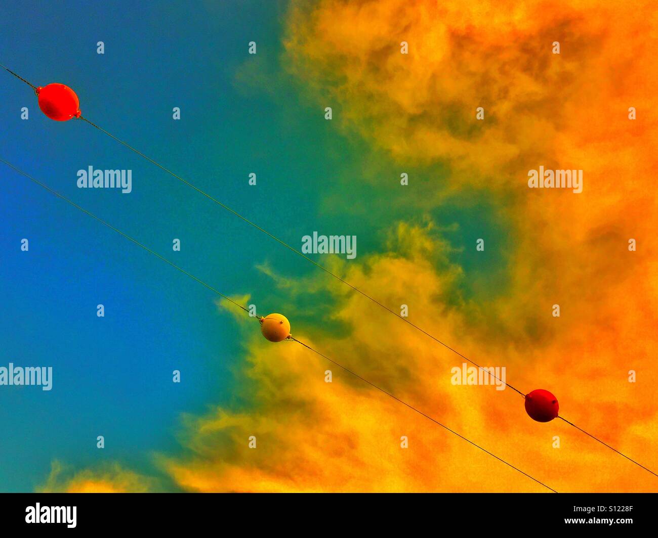 Ligne d'alimentation et de boules marqueur sunset sky Banque D'Images