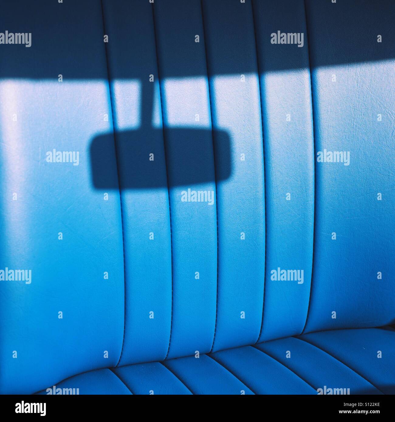 Voiture bleue siège conducteur avec l'ombre du rétroviseur Banque D'Images