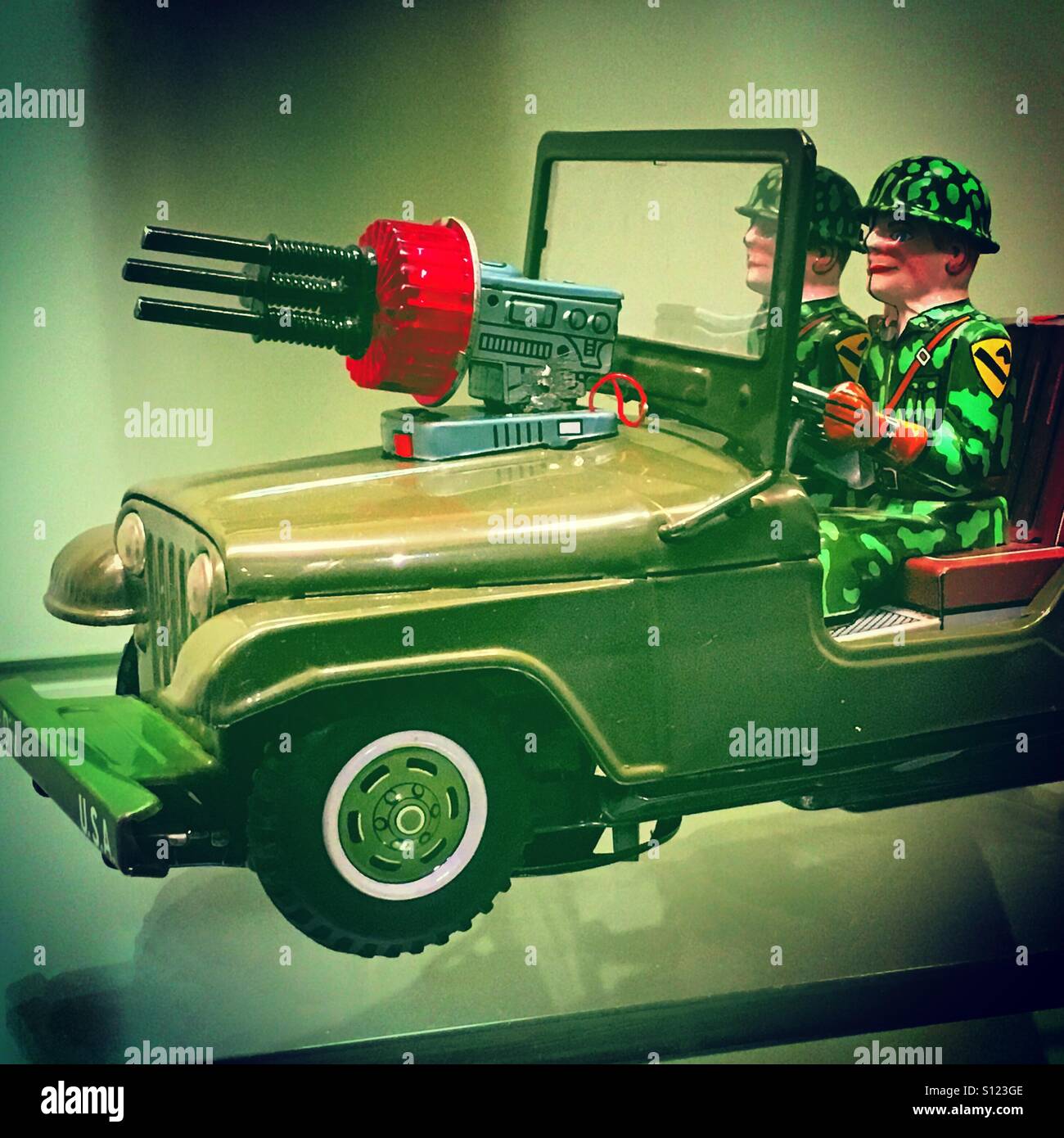 Voiture jouet militaire avec une mitrailleuse et 2 soldats Banque D'Images