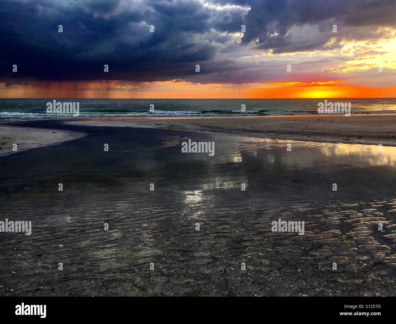 La pluie, la pluie. Reste, reste. Vous faites le ciel plus intelligente que celle d'hier. Banque D'Images