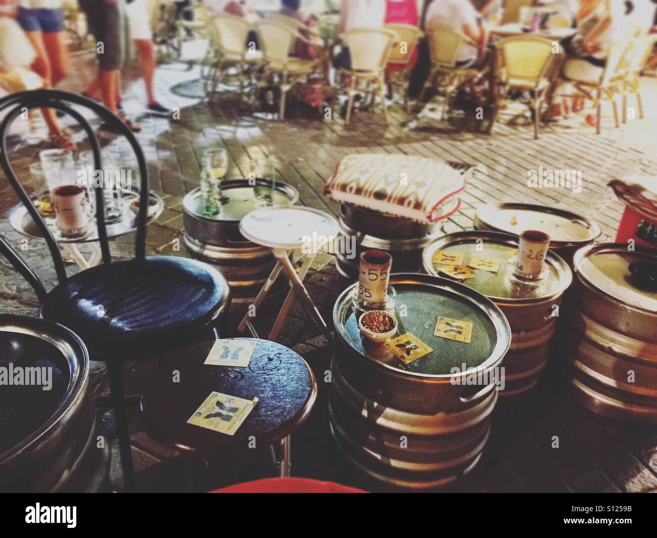 Tables et chaises d'urgence à un Mallorca bar après un match de football en Angleterre Banque D'Images