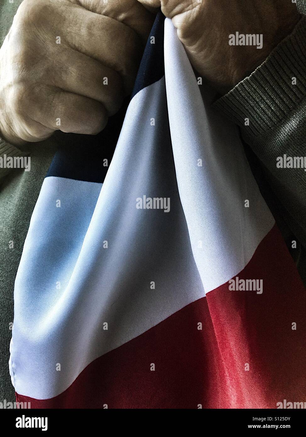 L'homme tenant le drapeau Français - Image de stock capturée avec un smartphone