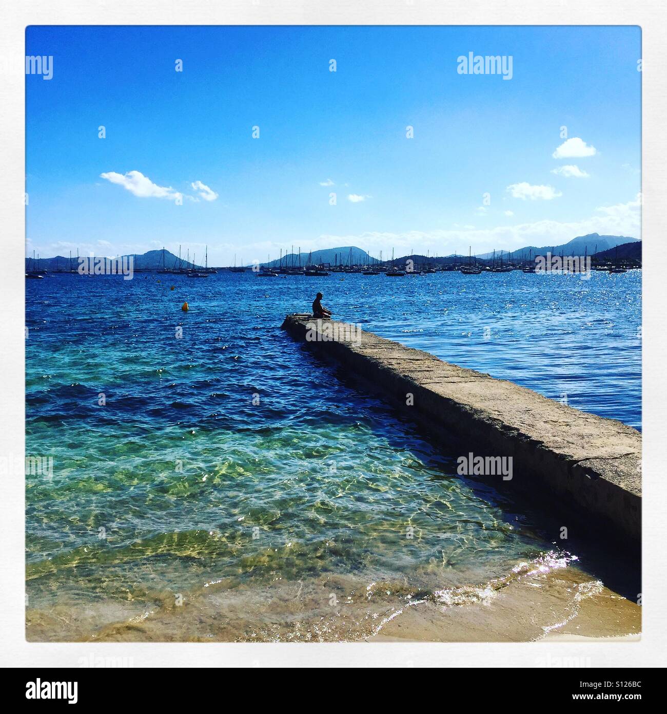 Assis sur le quai de la baie - Image de stock capturée avec un smartphone