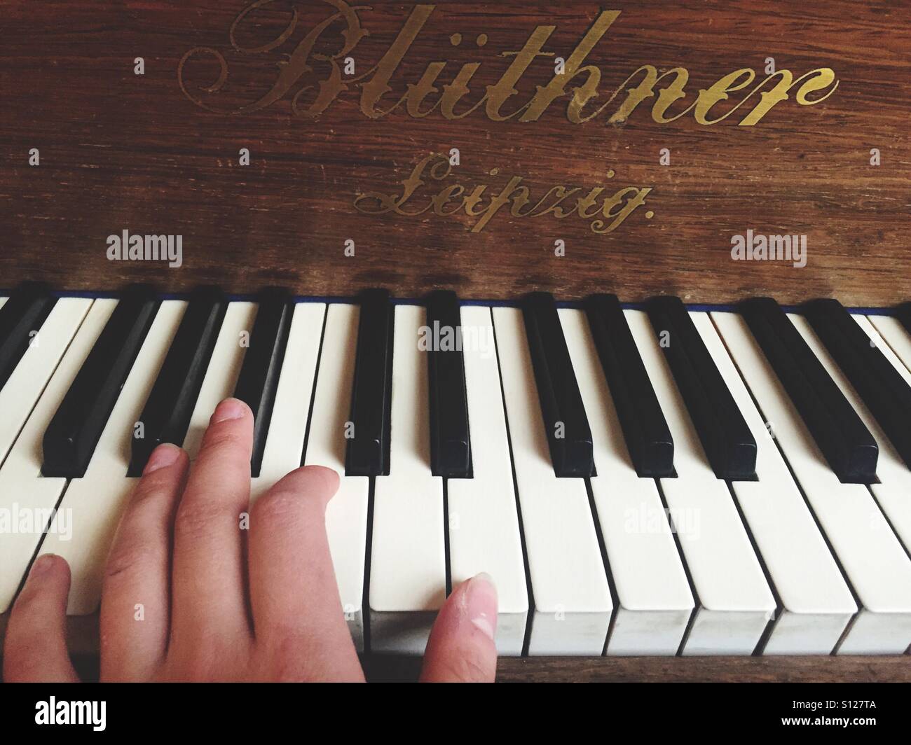Main sur les touches de piano Banque D'Images
