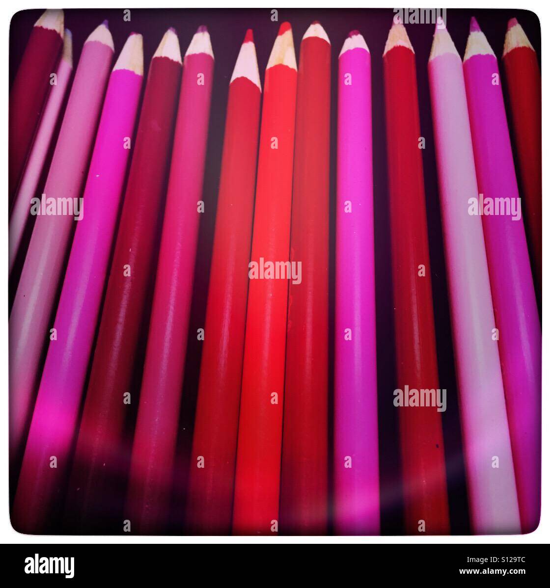 Crayons de couleur rose Photo Stock - Alamy