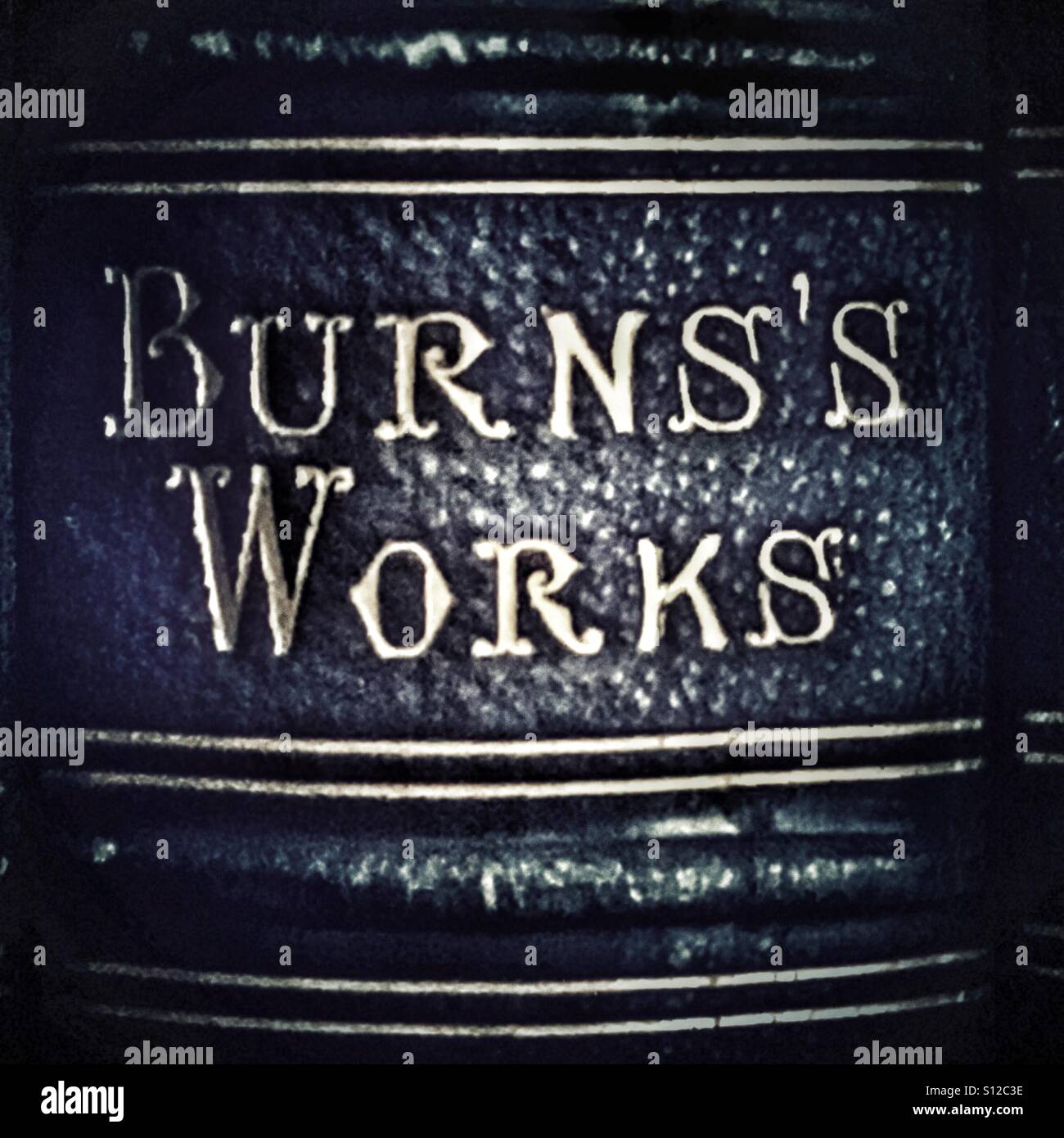 Détail du livre ancien, les Œuvres de Burns. Robert Burns (1759 - 1796) était un poète écossais. - Image de stock capturée avec un smartphone
