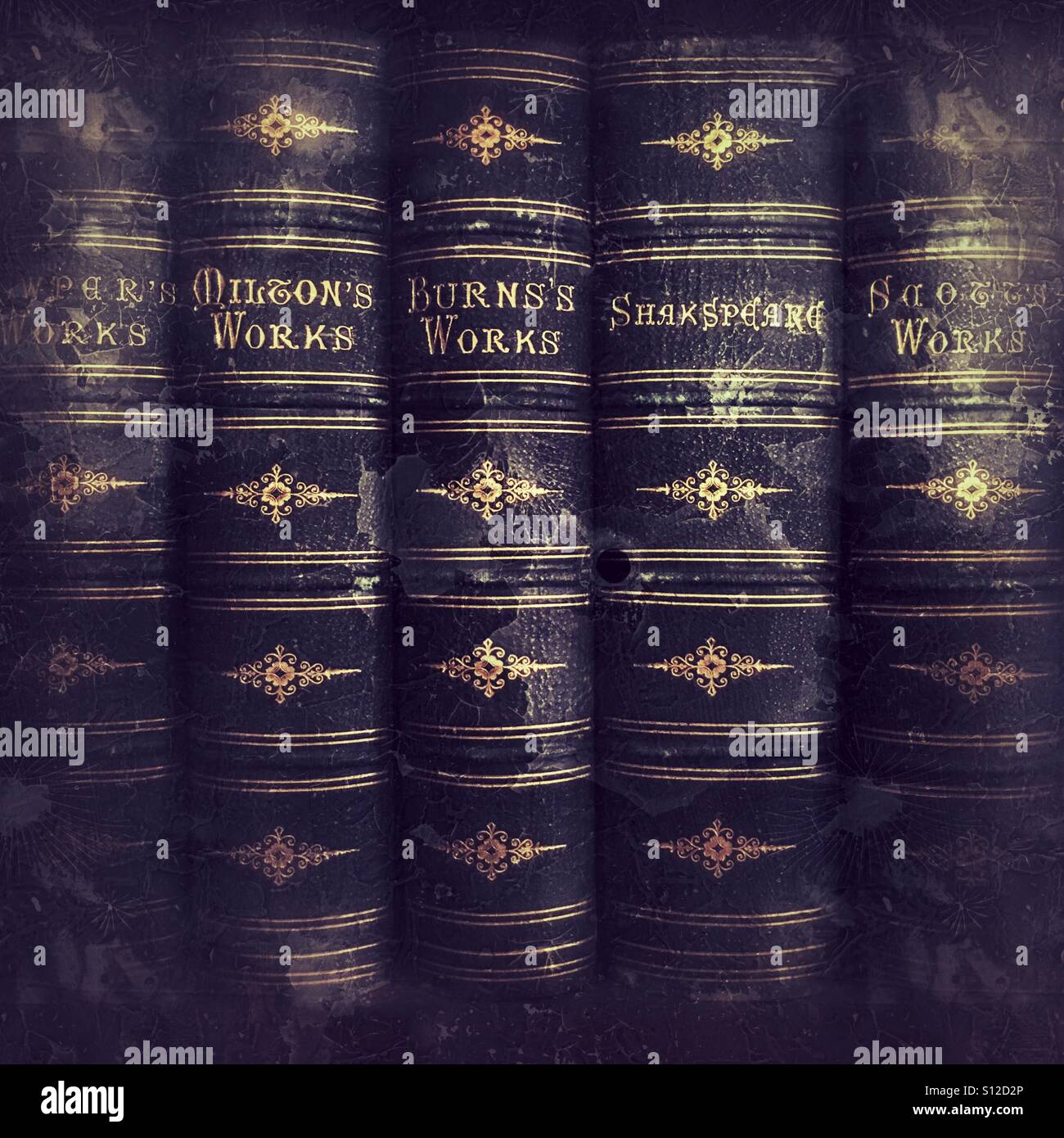 Livres anciens sur une tablette, y compris des œuvres de Shakespeare, Milton et Robert Burns. - Image de stock capturée avec un smartphone