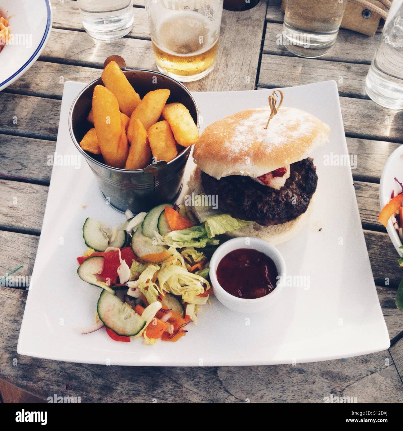 Burger et frites à l'espoir et l'anchor pub, Hope Cove, Devon, Angleterre, Royaume-Uni. - Image de stock capturée avec un smartphone