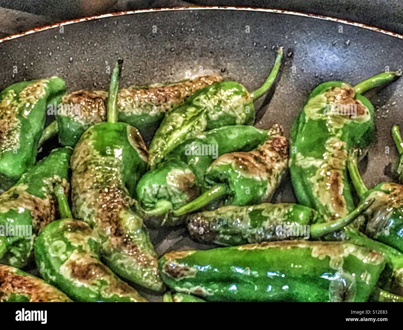 Pimientos de Padron, frire dans l'huile d'olive. La Galice, Espagne - Image de stock capturée avec un smartphone