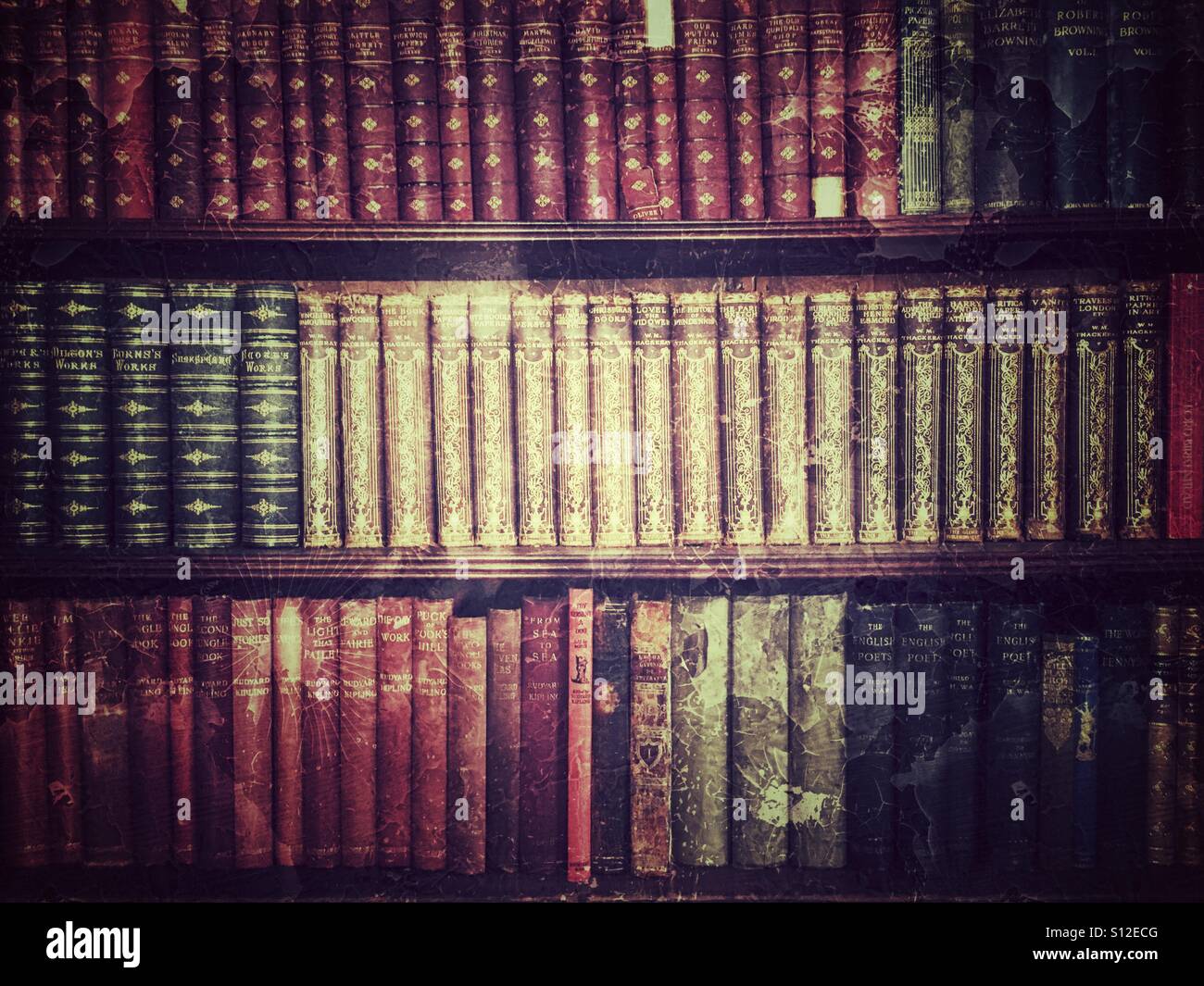 Bibliothèque de l'affichage d'une collection de livres anciens par W.M Thackeray, Shakespeare, Milton, Robert Burns, etc. - Image de stock capturée avec un smartphone