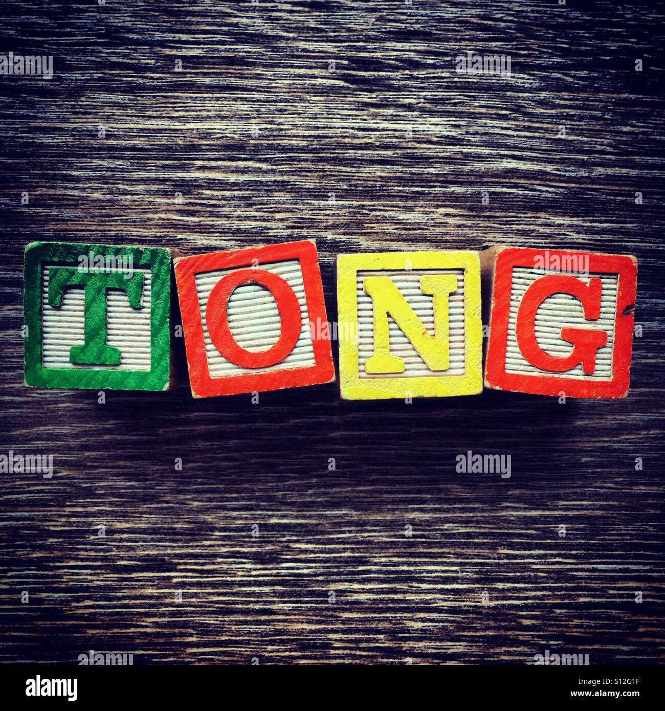 TONG mot écrit avec une cale en bois lettre toys - Image de stock capturée avec un smartphone