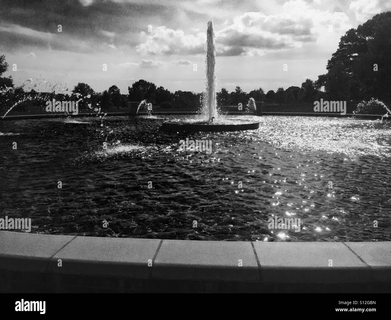 L'eau de fontaine Banque d'images noir et blanc - Alamy