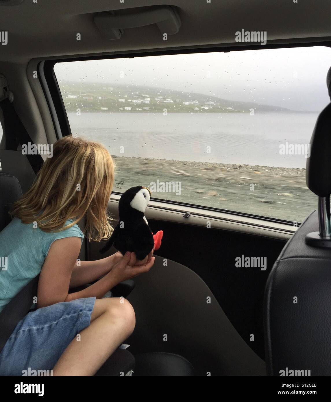 Une fille et son jouet de visites d'une fourgonnette. - Image de stock capturée avec un smartphone