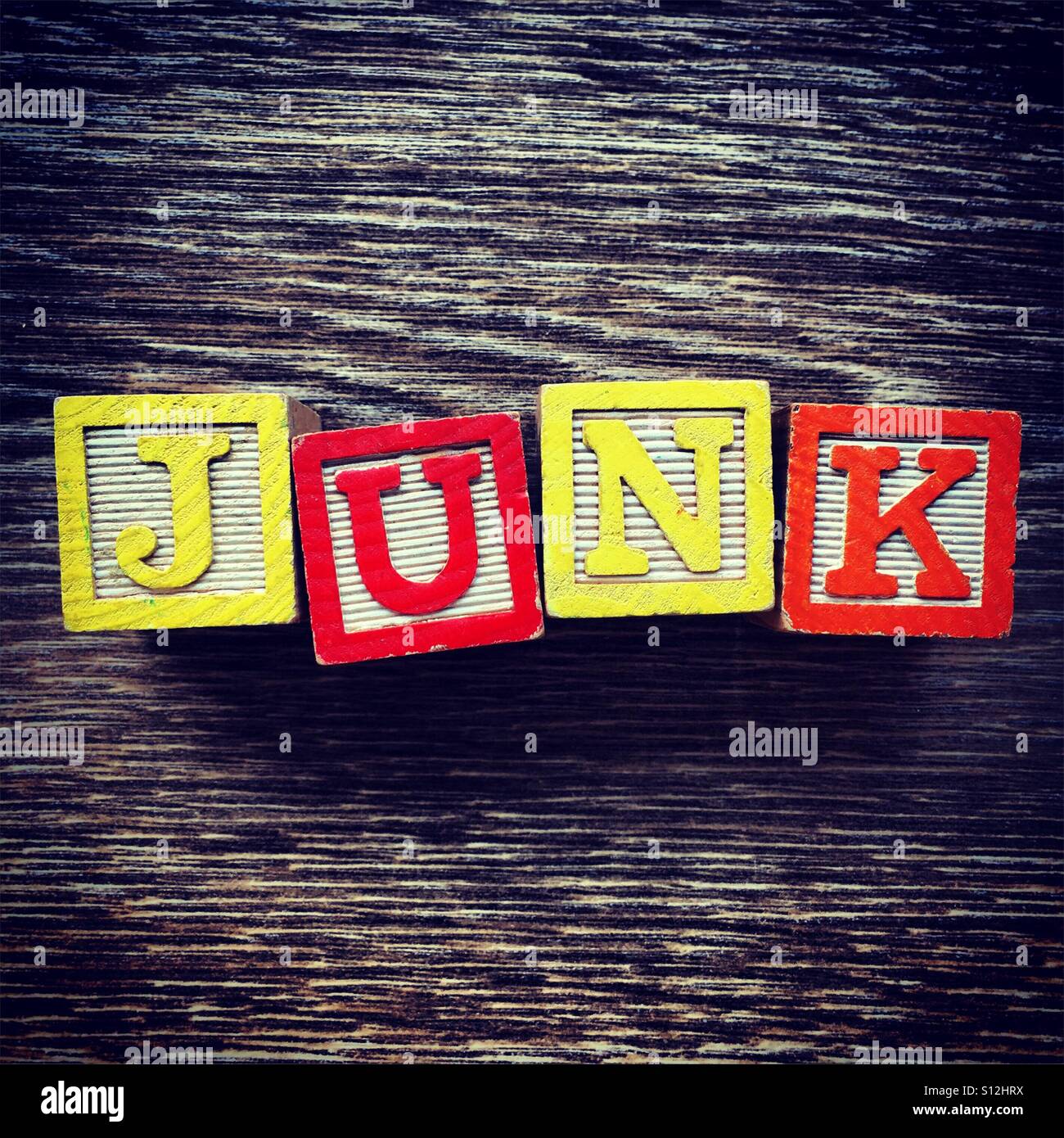 JUNK mot écrit avec une cale en bois lettre toys Banque D'Images