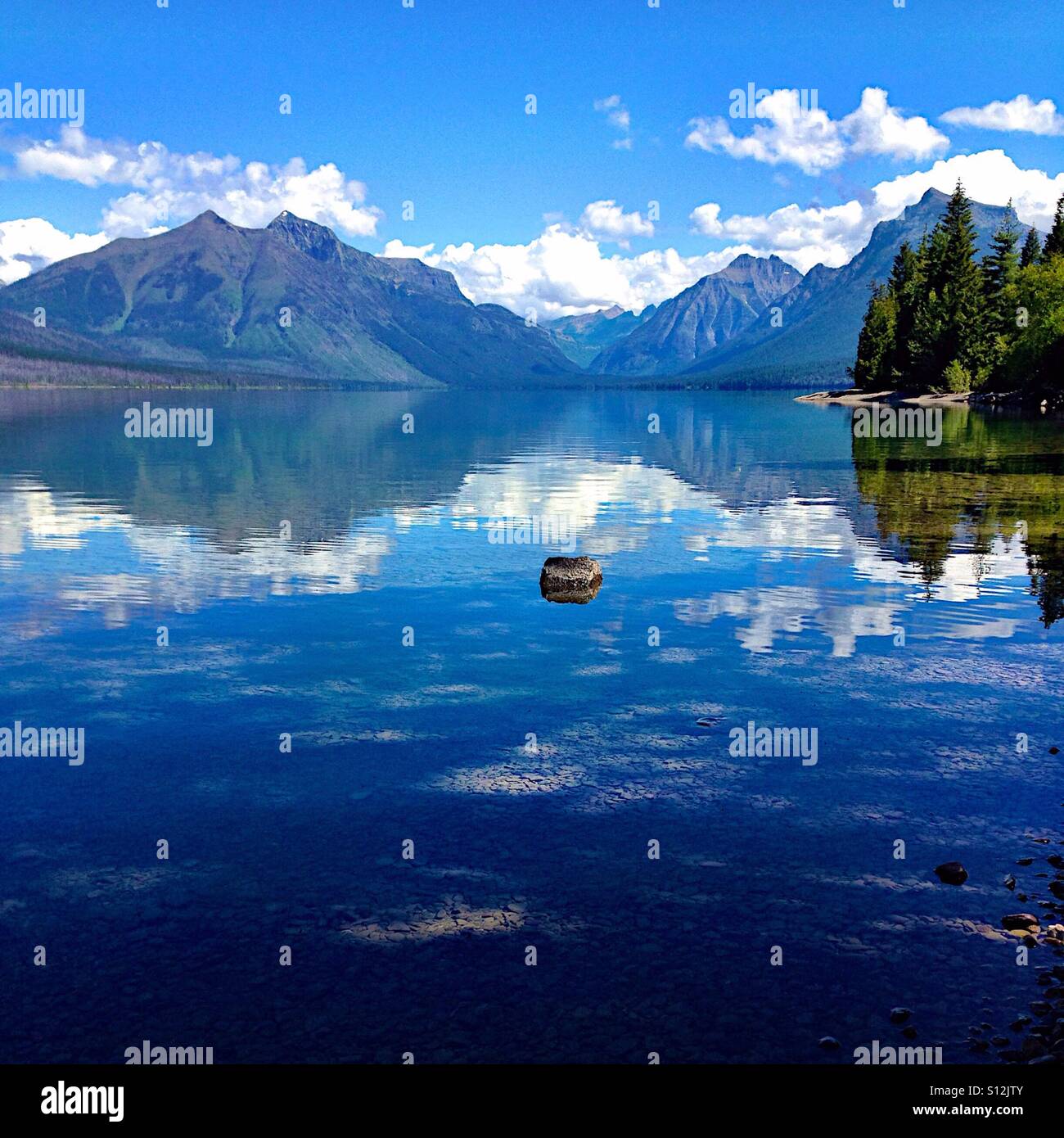 En miroir des montagnes dans un lac calme - Image de stock capturée avec un smartphone
