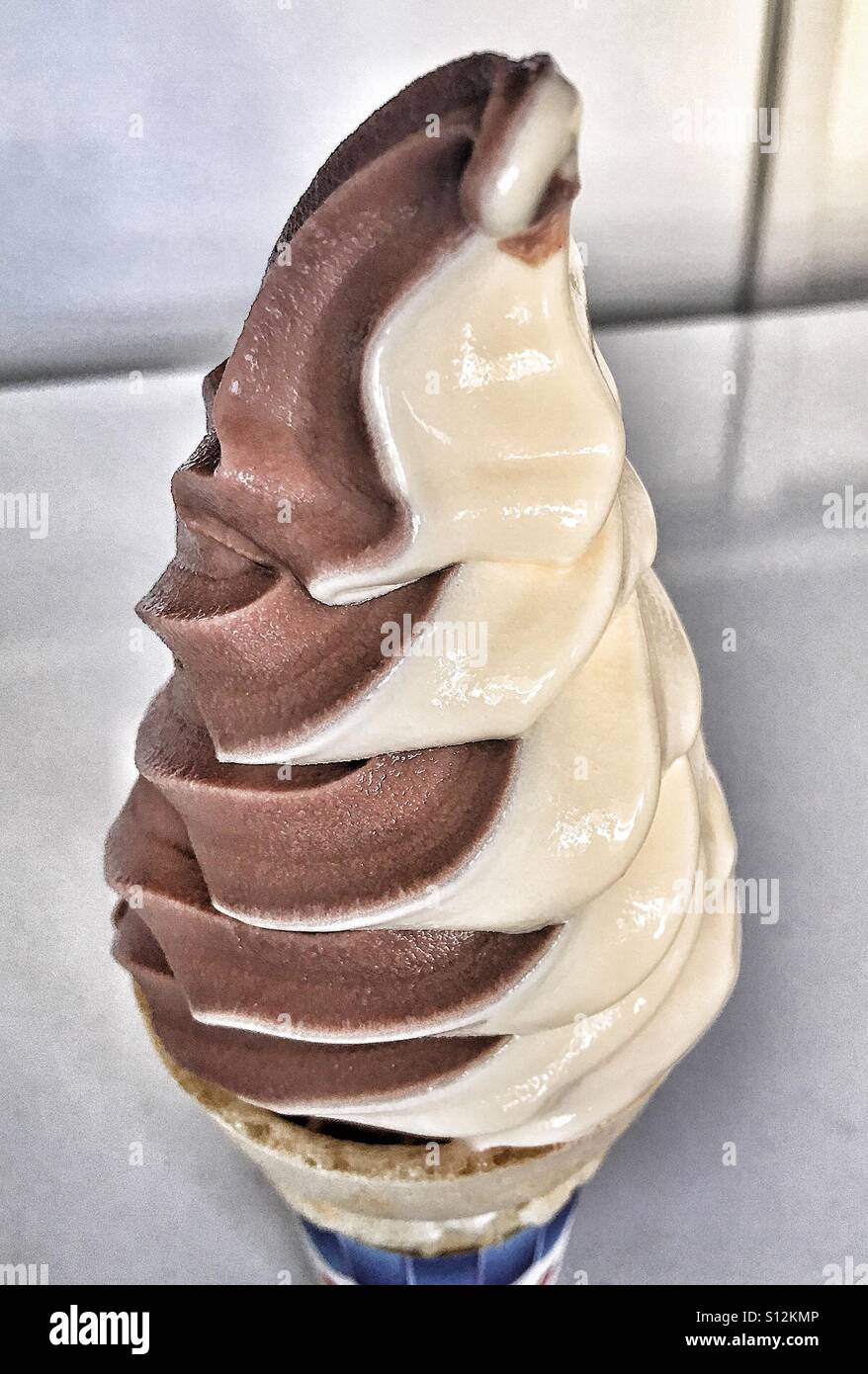 Chocolat Vanille swirl ice cream cone Banque D'Images