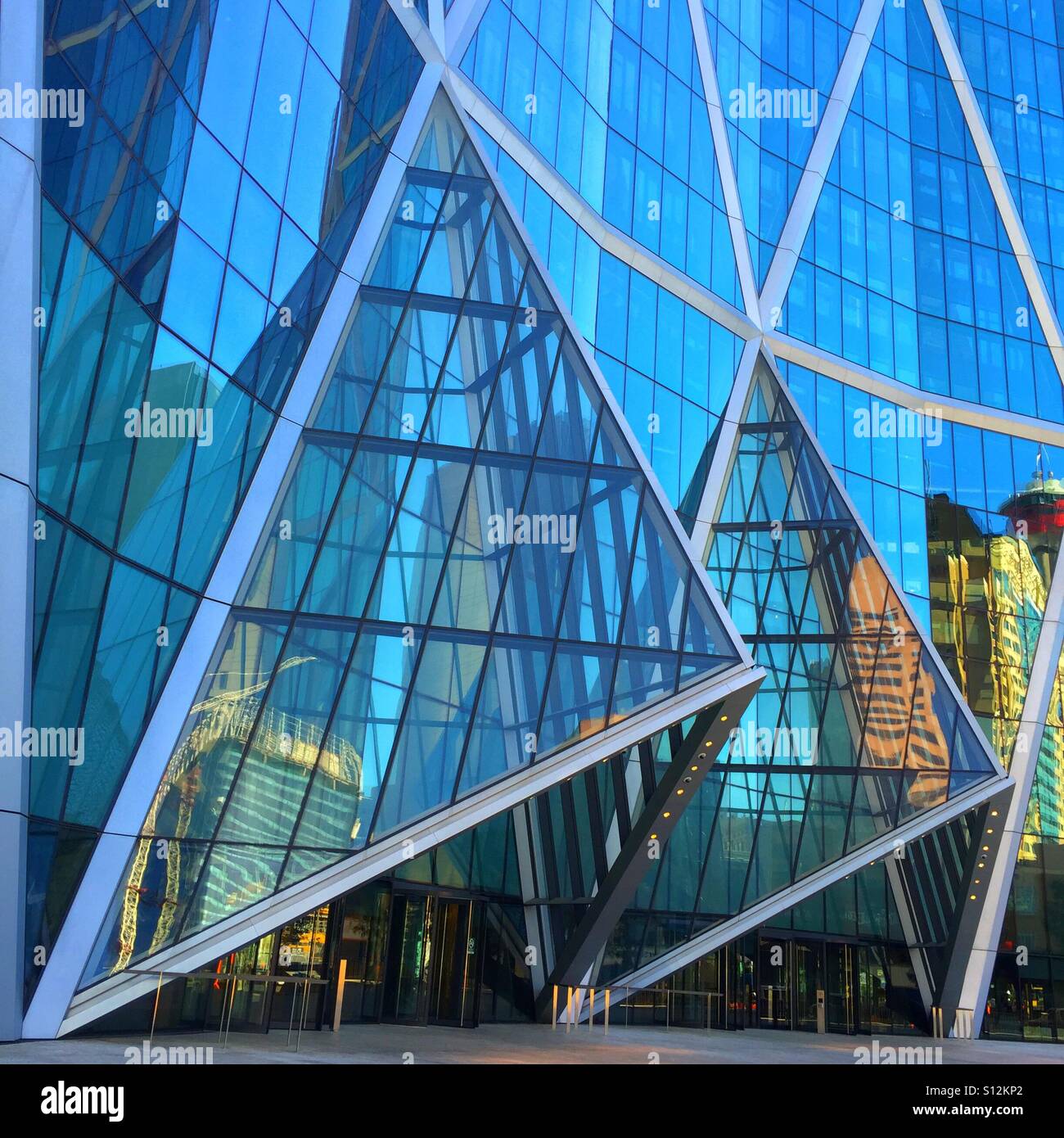 'L'Avant' reflétant le centre-ville de Calgary - Image de stock capturée avec un smartphone 'L'Avant' reflétant le centre-ville de Calgary - Image de stock capturée avec un smartphone