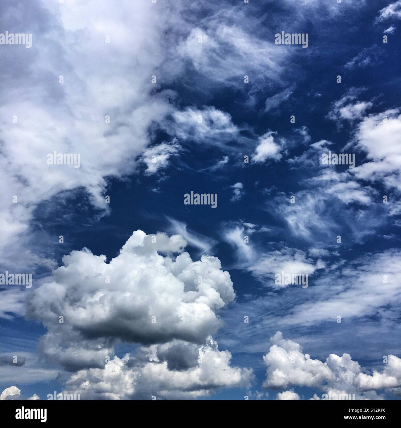 Des nuages d'été Banque D'Images