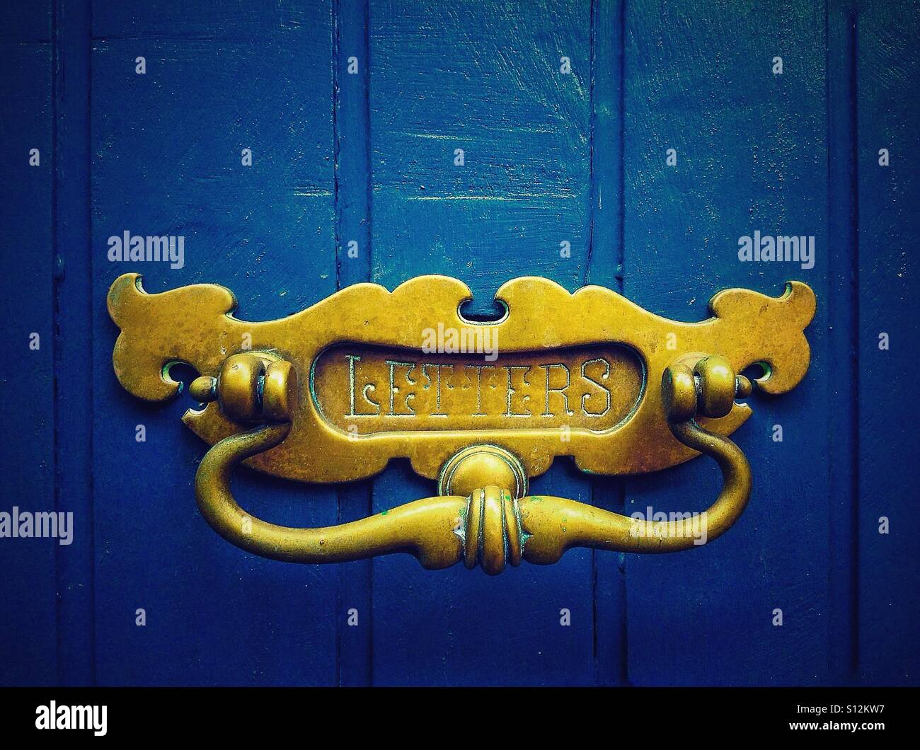 Boîte aux lettres sur la porte bleue, Auray, Bretagne, France - Image de stock capturée avec un smartphone