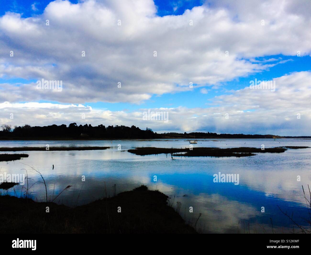 Un jour ensoleillé calme sur la rivière Deben à Woodbridge, Suffolk - Image de stock capturée avec un smartphone