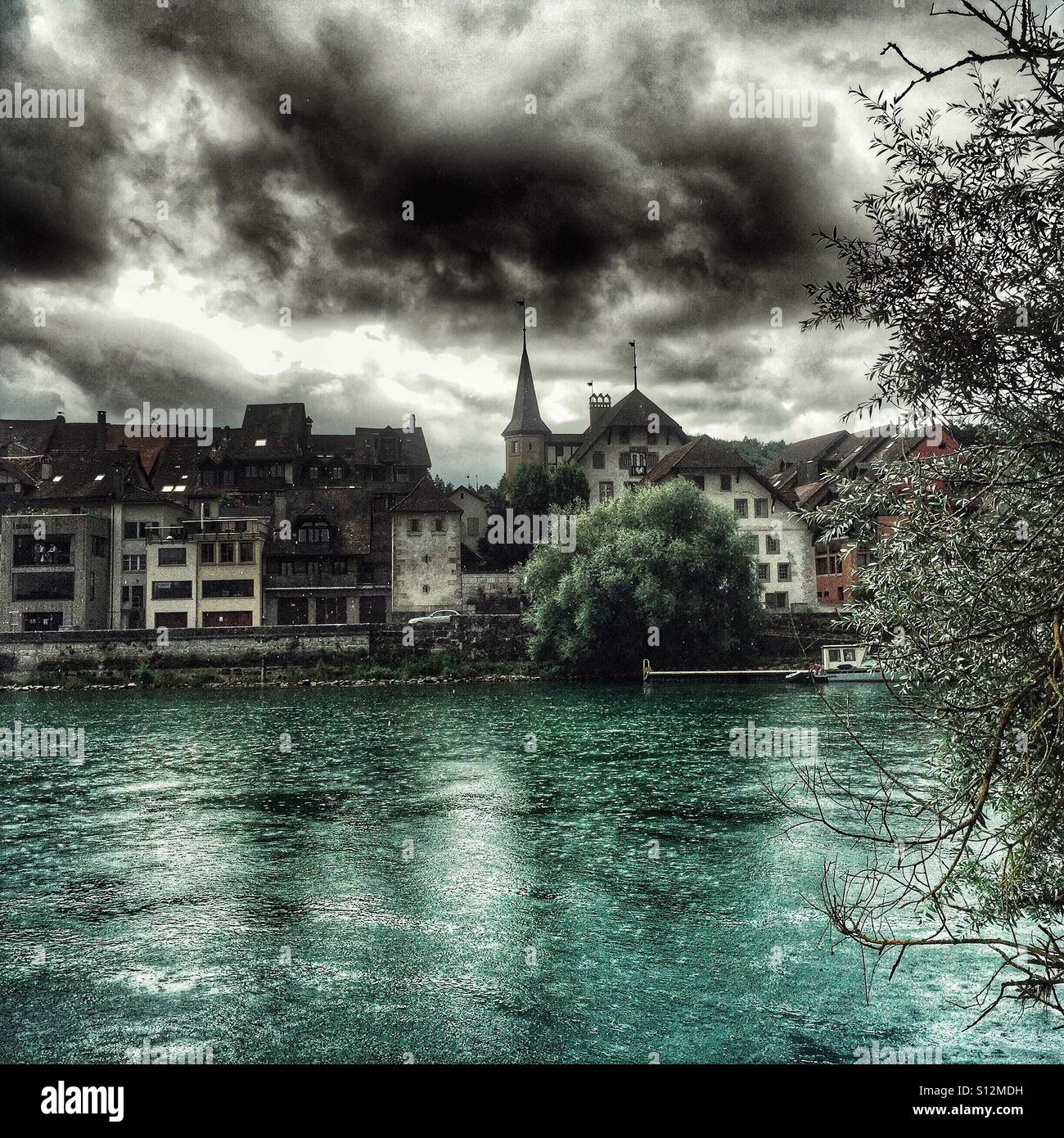 Aare et ville de Büren an der Aare, Berne, Suisse Banque D'Images