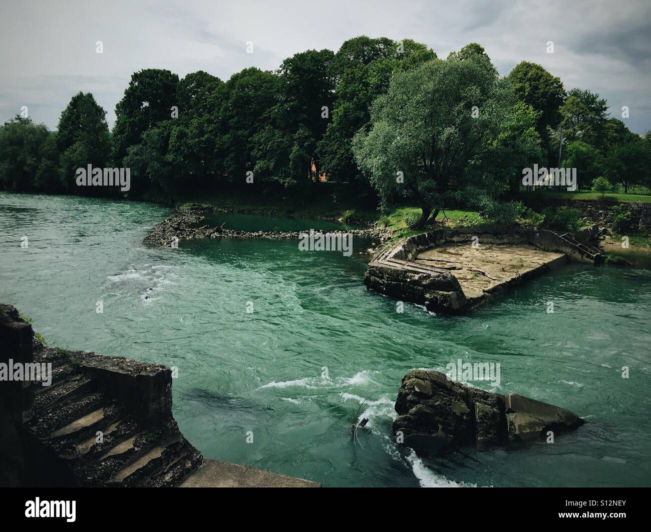 Ancien barrage sur une rivière Vrbas Banque D'Images