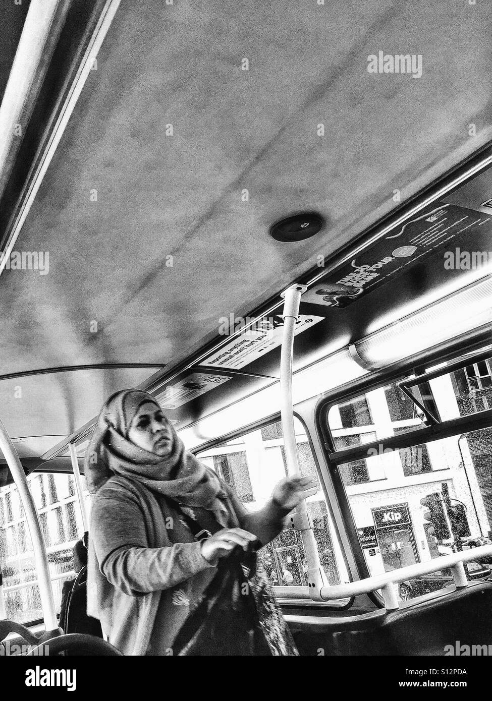 Femme sur le haut d'un bus de Londres Banque D'Images