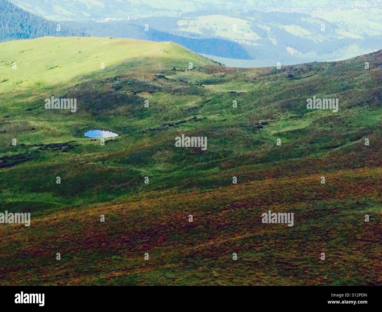 Petit lac dans les montagnes Banque D'Images