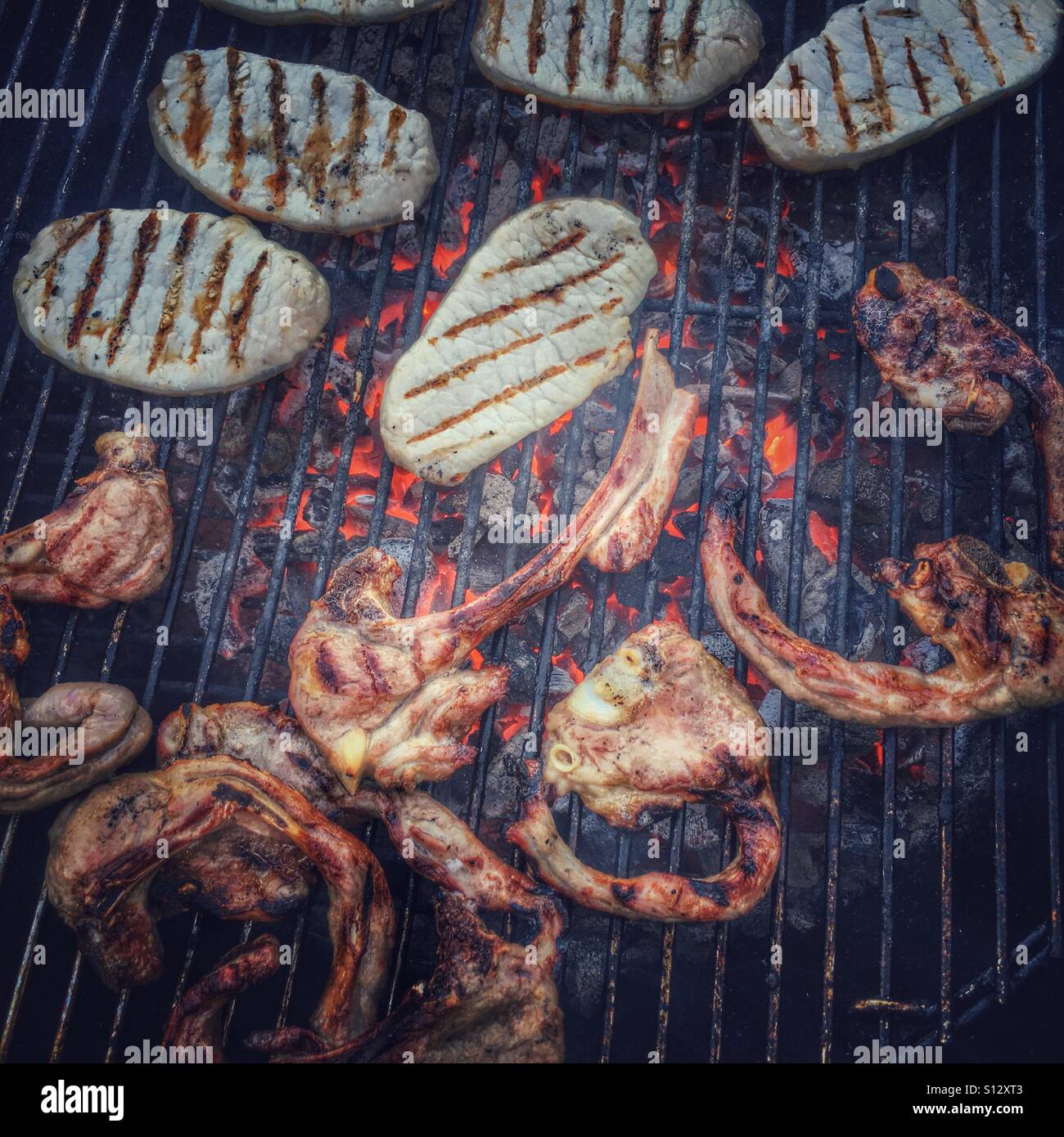 La viande du barbecue, côtelettes d'agneau et filets de porc - Image de stock capturée avec un smartphone