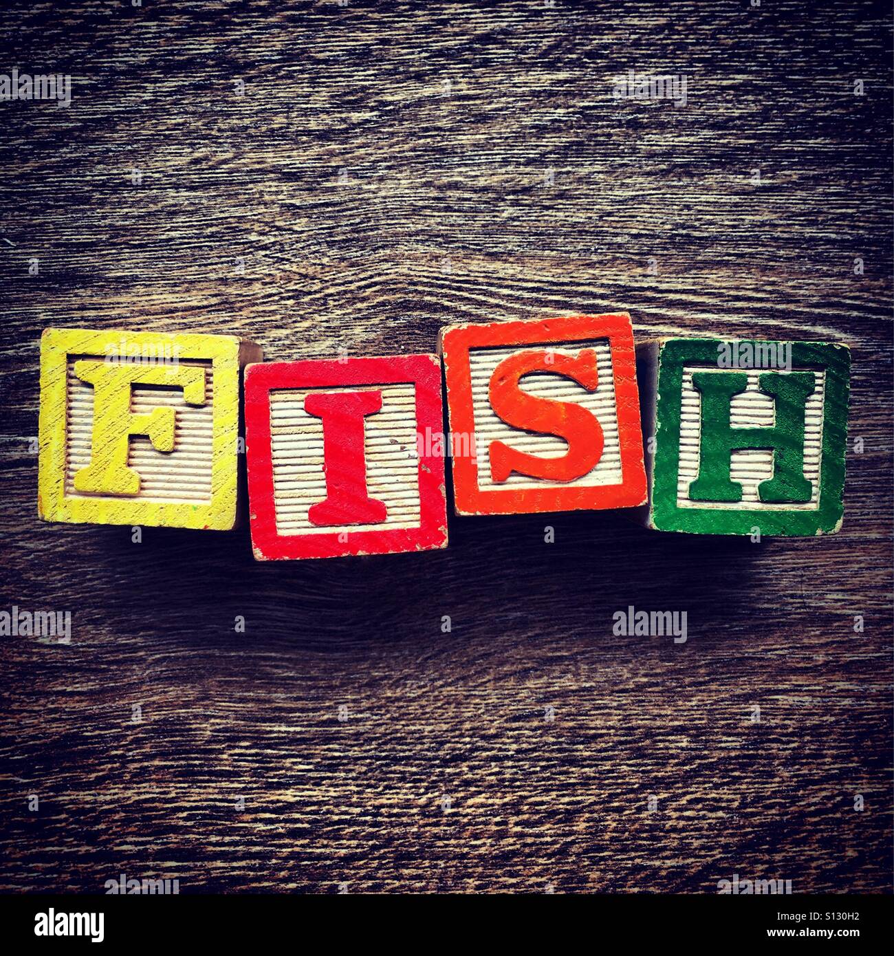 Mot de poisson avec une cale en bois lettre écrite toys Banque D'Images