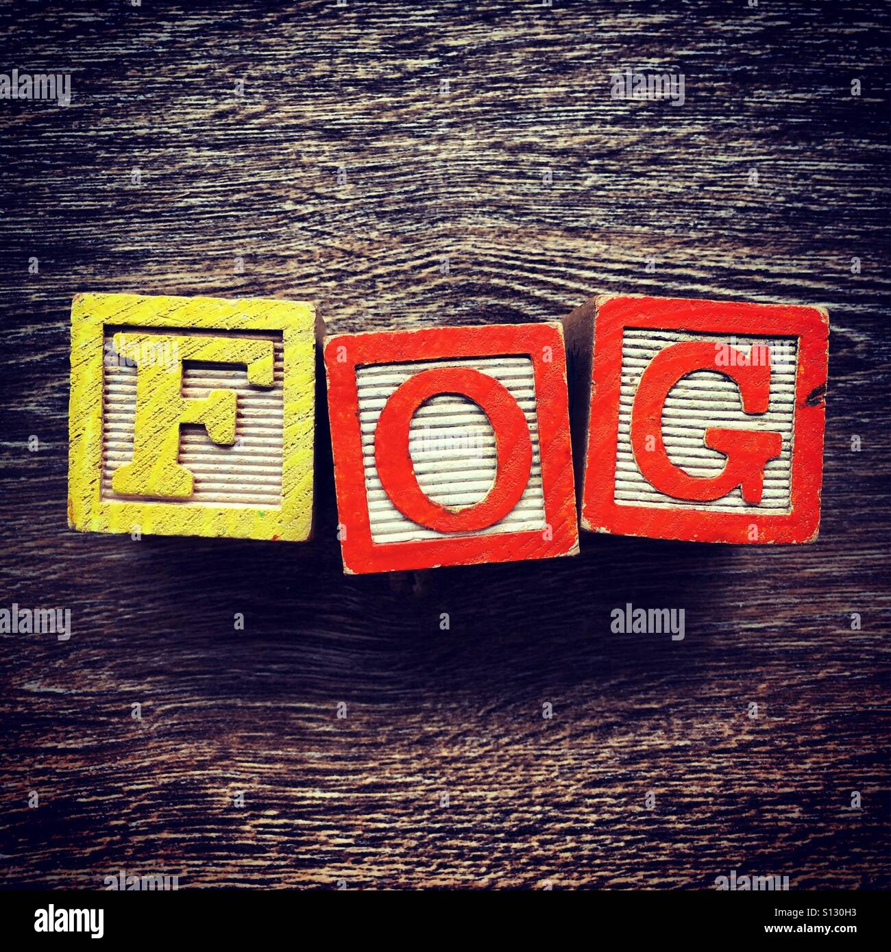 Le brouillard mot écrit avec une cale en bois lettre toys Banque D'Images